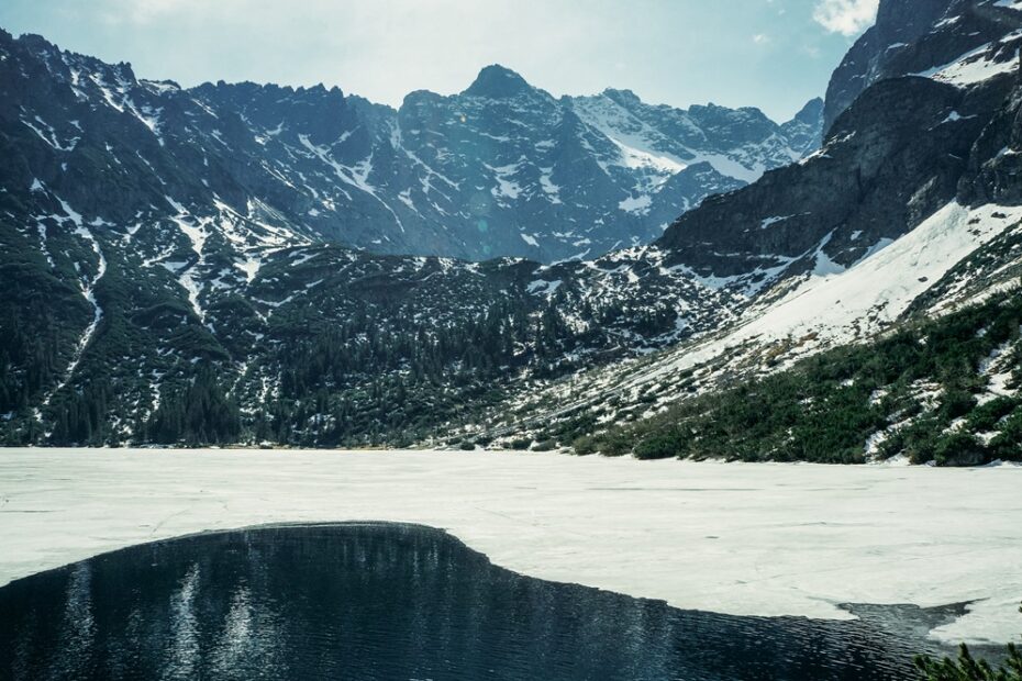 morskie oko zimą